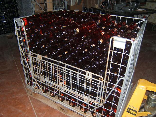 deg09 12.JPG - Les bouteilles peuvent maintenant être étiquetées, commercialisées ... et dégustées !